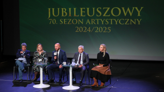 (L-P) dyrektor artystyczny Opery i Filharmonii Podlaskiej Mirosław Jacek Błaszczyk, zastępca dyrektora Opery i Filharmonii Podlaskiej Małgorzata Bil-Jaruzelska, marszałek województwa podlaskiego Łukasz Prokorym, wicemarszałek województwa podlaskiego Jacek Piorunek i zastępca dyrektora Departamentu Kultury i Dziedzictwa Narodowego Urzędu Marszałkowskiego Anna Maria Dobrowolska-Cylwik.  PAP/Artur Reszko