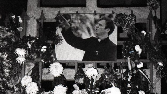 Od chwili podania informacji o zaginięciu księdza Jerzego Popiełuszki w kościele św. Stanisława Kostki gromadziły się tłumy wiernych, na mszy świętej, różańcu i Apelu Jasnogórskim.  Na zdjęciu: plebania, w której mieszkał ks. Popiełuszko. Warszawa, 10.1984. Fot. PAP/J. Kośnik