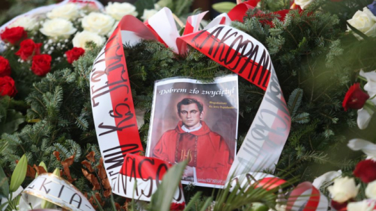Kwiaty na grobie bł. ks. Jerzego Popiełuszki podczas uroczystych obchodów 30. rocznicy męczeńskiej śmierci kapłana przy kościele pw. św. Stanisława Kostki w Warszawie. Fot. PAP/L. Szymański