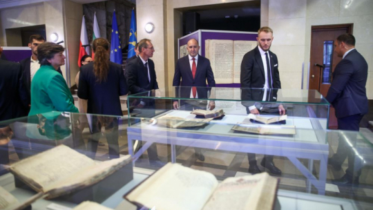 Prezydent Bułgarii Rumen Radew (C) podczas otwarcia wystawy pt. "Opowieści z dziejów głagolicy" w Bibliotece Jagiellońskiej w Krakowie. Fot. PAP/Ł. Gągulski