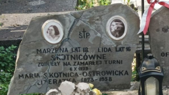 Grób Lidy i Marzeny Skotnicówien na Nowym Cmentarzu w Zakopanem. Fot. Kordiann. Źródło: Wikimedia Commons