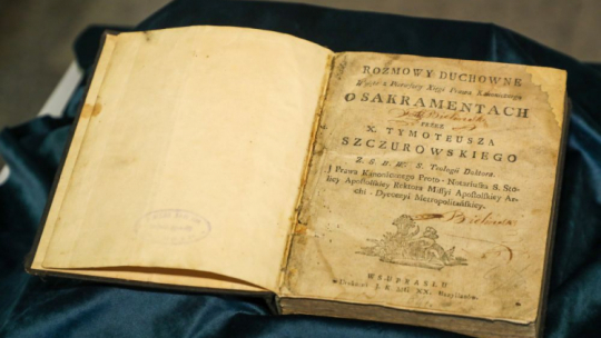 Starodruk z drukarni ojców bazylianów w Supraślu jest październikowym zabytkiem miesiąca w Muzeum Podlaskim w Białymstoku. Fot. PAP/A. Reszko
