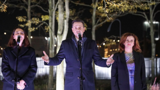 Prezydent m.st. Warszawy Rafał Trzaskowski (C), zastępczyni prezydenta m.st. Warszawy Aldona Machnowska-Góra (P) i dyrektorka MSN-u Joanna Mytkowska (L) na otwarciu dla publiczności nowej siedziby Muzeum Sztuki Nowoczesnej. Warszawa, 25.10.2024. Fot. PAP/T. Gzell