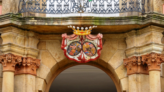 Kartusz herbowy zdobiący główne wejście do Książa. Fot. Zamek Książ - Facebook.