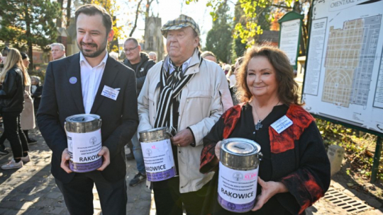 Prezydent Krakowa Aleksander Miszalski (L), muzyk Aleksander Łodzia-Kobyliński "Makino" (C) oraz aktorka Anna Dymna (P) podczas kwesty na Cmentarzu Rakowickim w Krakowie. Fot. PAP/Art Service