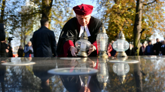 Polski duchowny luterański, biskup diecezji pomorsko-wielkopolskiej Marcin Hintz podczas modlitwy międzywyznaniowej na Cmentarzu Nieistniejących Cmentarzy. Gdańsk, 01.11.2021. Fot. PAP/A. Warżawa