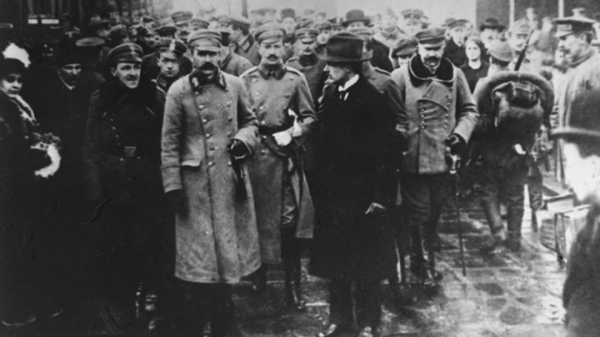 Powitanie Józefa Piłsudskiego w Warszawie w grudniu 1916 r. Zdjęcie to przez niektórych traktowane jest jako scena z listopada 1918 r. , fot. PAP/CAF/reprodukcja