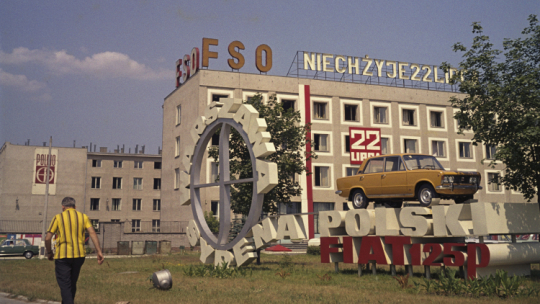 Reklama produktu Fabryki Samochodów Osobowych (FSO) - samochodu osobowego Polski Fiat 125p - przed siedzibą zakładów produkcyjnych FSO na warszawskim Żeraniu, 1972 r. PAP/Janusz Rosikoń