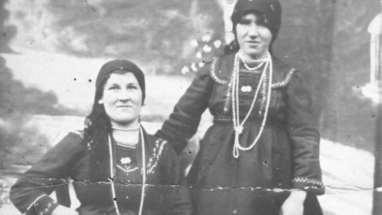 Rodzina Borynów ze wsi Lipce k. Skierniewic, w której Władysław Reymont umieścił akcję swojej powieści Chłopi. Fotografia z rodzinnego albumu. gr PAP/Reprodukcja Irena Jarosińska 