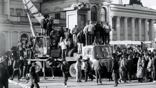 Demontaż pomnika Feliksa Dzierżyńskiego w Warszawie, 17 listopada 1989, fot. PAP/Z. Żyburtowicz