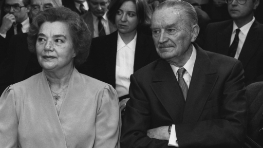 Piotr Jaroszewicz z żoną Alicją Solską na promocji książki Edwarda Gierka w 1992 r., fot. PAP/Z. Matuszewski