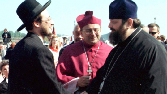 „Dni Majdanka”, organizowane dla uczczenia ofiar tego obozu zagłady, 1999 r. N/Z:od lewej :Rabin Baruch Rabinowitz z Warszawy, metropolita lubelski abp Józef Życiński, ordynariusz lubelsko-chełmskiej diecezji Kościoła Prawosławnego bp Abel podczas uroczystości. PAP/Mirosław Trembecki