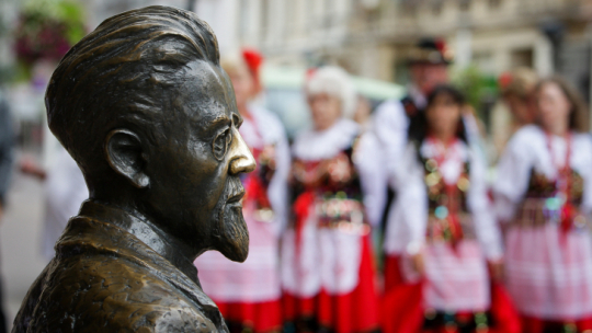 Pomnik - Kufer Reymonta przy ul. Piotrkowskiej w Łodzi. Fot. PAP/ G. Michałowski