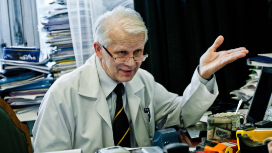 Prof. Wiesław Jędrzejczak, w 1984 r. z zespołem lekarzy w szpitalu w Warszawie przeprowadził pierwszy udany przeszczep szpiku w Polsce, fot. PAP/M. Kaliński