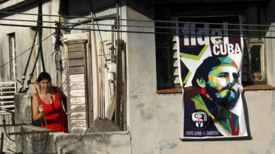 Plakat z podobizną Fidela Castro w jednym z zaułków Hawany, fot. PAP/EPA/R. Pujol