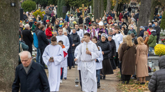 Prymas Polski abp Wojciech Polak (w tle) przewodzi procesji żałobnej na cmentarzu przy kościele św. Piotra i Pawła w Gnieźnie w Dniu Wszystkich Świętych. Fot. PAP/P. Jaskółka