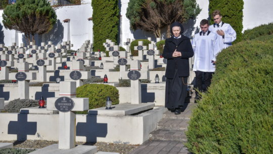 Znicze zapalone na terenie Cmentarza Orląt Lwowskich - części Cmentarza Łyczakowskiego we Lwowie. Fot. PAP/V. Hrabar 