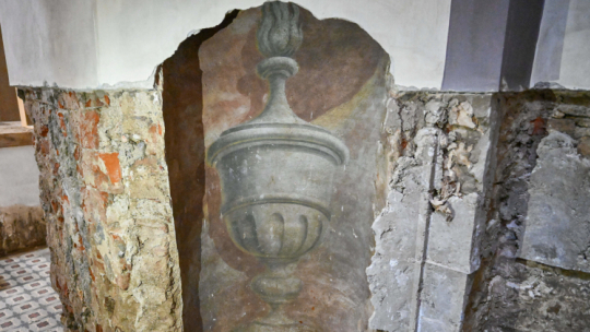 Wnętrze kłodzkiego kościoła p.w. Matki Bożej Różańcowej. Po zbiciu zamokniętych tynków, podczas sprzątania po tegorocznej powodzi, w świątyni odkryto 30 nisz z zabytkowymi polichromiami. Malowidła pochodzą najprawdopodobniej z epoki późnego baroku i mogą mieć nawet 300 lat. Fot. PAP/M. Kulczyński