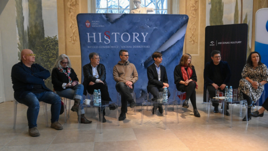 (L-P) scenograf Wojciech Stefaniak, kostiumograf Dorota Roqueplo, reżyser Maciej Wojtyszko, dyrygent Jakub Szafrański, dyrygent Karol Szwech, asystentka Rity Gombrowicz Mariola Odzimkowska, kompozytor Michał Dobrzyński i menadżerka kultury Magdalena Kaczorowska podczas konferencji prasowej poświęconej prapremierze opery pt. „HISTORY” w Teatrze Królewskim w Muzeum Łazienki Królewskie w Warszawie. PAP/Piotr Nowak