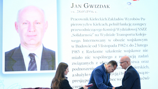 Karol Nawrocki, prezes IPN, wręcza Krzyż Kawalerski Orderu Odrodzenia Polski Janowi Gwizdakowi, fot. PAP/A. Warżawa