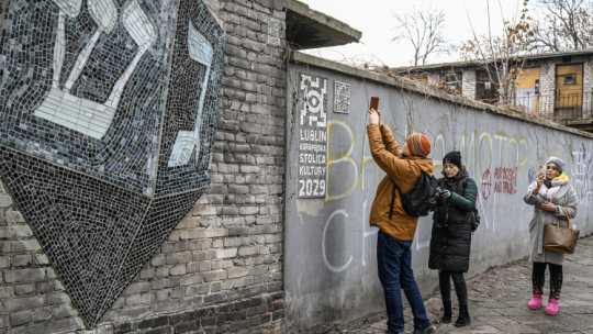 Mozaika na budynku przy ul. Targowej 6 w Lublinie, przedstawia drejdel, czyli żydowski bączek do gry na święto Chanuki, fot. PAP/W. Jargiło