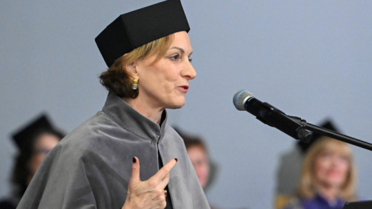 Anne Applebaum podczas uroczystości w UMCS, w trakcie których odebrała tytuł doktora honoris causa tej uczelni, fot. PAP/W. Jargiło