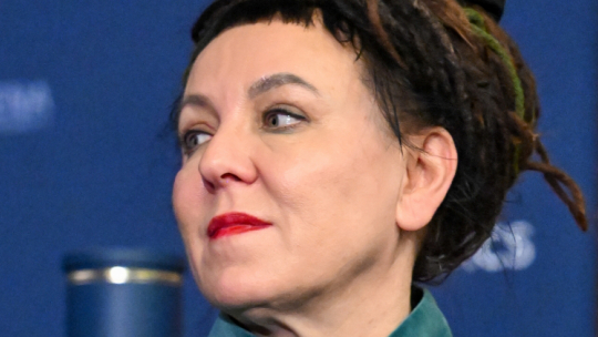 Olga Tokarczuk podczas uroczystości w UMCS, w trakcie których odebrała tytuł doktora honoris causa tej uczelni, fot. PAP/W. Jargiło