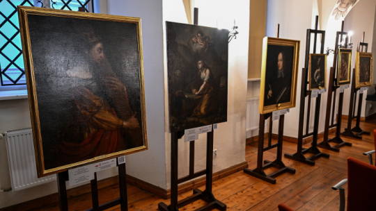 Dziewięć obrazów ze zbiorów Muzeum Okręgowego w Rzeszowie odzyskało dawny blask, fot. PAP/D. Delmanowicz