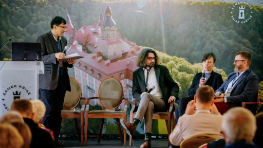 Konferencja "Pamięć i turystyka" na Zamku Książ w Wałbrzychu, debata o przyszłości turystyki wojennej, fot. PAP/D. Gdesz