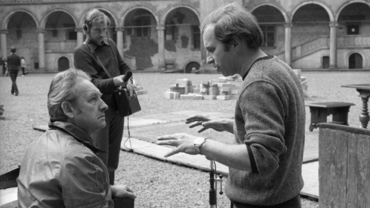 Aktorzy Starego Teatru w scenach i monologach z Hamleta Williama Shakespeare'a, w reżyserii Andrzeja Wajdy (L), próba na dziedzińcu Zamku Królewskiego na Wawelu. W roli tytułowej dramatu Jerzy Stuhr (P). Kraków, 18.06.1981. Fot. PAP/PAI/J. Ochoński