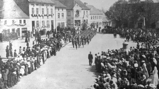 Uroczystość wręczenia sztandaru 2 Eskadrze Wielkopolskiej w Nowym Mieście nad Wartą., 5 maja 1919 r/Źródło: NAC