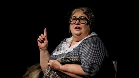 Grażyna Bułka w monodramie "Mianujom mie Hanka", fot. Teatr Śląski/P. Jendroska
