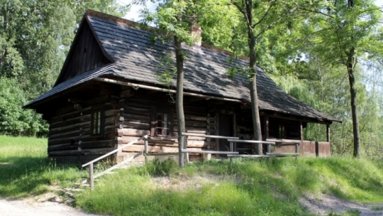 Chałupa z Bażanowic z 1872 r. w Górnośląskim Parku Etnograficznym. Fot. muzeumgpe-chorzow.pl