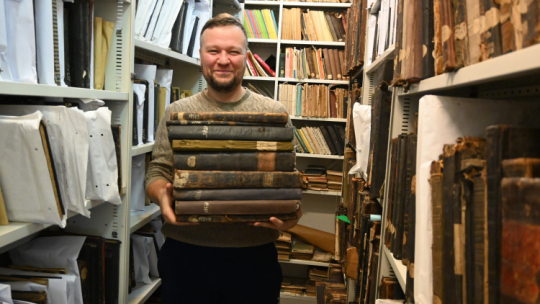 Piotr Nazaruk w magazynie Żydowskiego Instytutu Historycznego z książkami z lubelskiej jesziwy, fot. Brama Grodzka