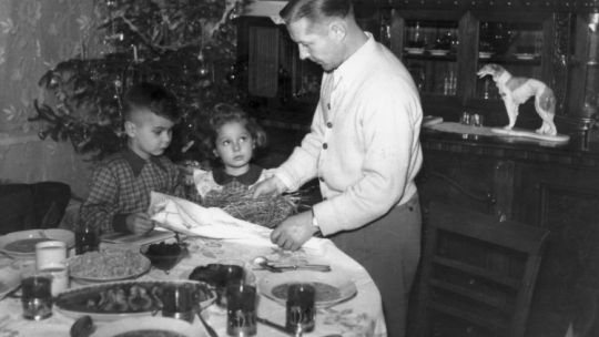 Wigilia w rodzinie Mariana Reutera, pracownika Gdańskich Zakładów Gastronomicznych, fot. PAP/J. Uklejewski