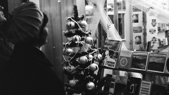 Świąteczna dekoracja w witrynie kiosku Przedsiębiorstwa Upowszechniania Prasy i Książki RUCH przy ul. Nowy Świat w Warszawie, 1969 r. PAP/Tadeusz Zagoździński