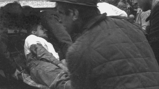 Pacyfikacja Kopalni Węgla Kamiennego Wujek. Doszło do masakry górników strajkujących przeciw ogłoszeniu stanu wojennego. Podczas pacyfikacji siłami milicji i wojska śmierć poniosło 9 górników, a kilkudziesięciu innych zostało rannych. Nz. górnicy niosą na noszach rannego kolegę, Katowice 16. Grudnia 1981. PAP/Marek Janicki