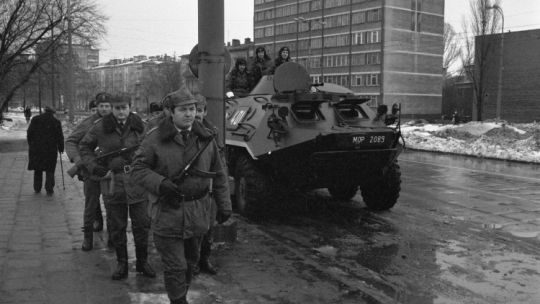 Transporter opancerzony oraz uzbrojona grupa mundurowych na al. Waszyngtona w Warszawie