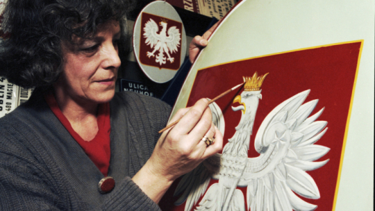 W pracowni szyldów - malowanie korony na głowie polskiego orła, fot. PAP/Bogacz Sobieszczuk