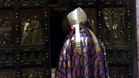 Papież Jan Paweł II otwiera Święte Drzwi do Bazyliki św. Piotra, inaugurując w ten sposób obchody Wielkiego Jubileuszu Roku 2000.  Wartykan 24 grudnia 1999 r. PAP/EPA PHOTO/ANSA/ALESSANDRO BIANCHI