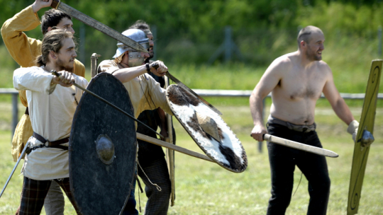 Barbarzyńscy wojownicy - rekonstrukcja historyczna w Trzcinicy koło Jasła, fot. PAP/D. Delmanowicz