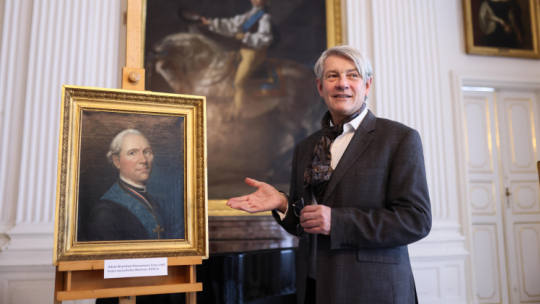 Dyrektor Muzeum Pałacu Króla Jana III w Wilanowie Paweł Jaskanis prezentuje odzyskaną stratę wojenną - obraz „Portret Adama Stanisława Naruszewicza” w Muzeum Pałacu Króla Jana III w Wilanowie. PAP/Leszek Szymański