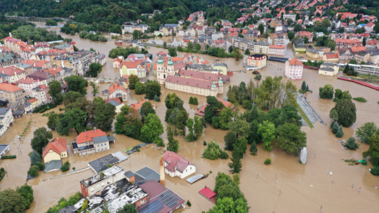 Zalane centrum Kłodzka 15 września 2024 po wylaniu Nysy Kłodzkiej. Fot. PAP/M. Kulczyński 