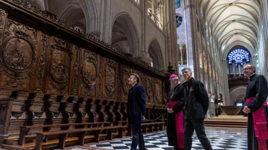 Katedra Notre Dame w Paryżu odbudowana po pożarze, Na kilka tydzień przed oficjalnym otwarciem odwiedził ją prezydent Emmanuel Macron, fot. PAP/EPA/POOL/Ch.  Petit Teson