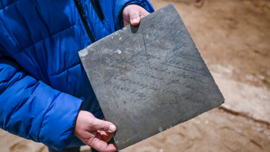 Kamienna płyta z podpisem lingwisty, etnografa, członka Akademii Umiejętności Hieronima Łopacińskiego prezentowana w kościele pw. Nawrócenia Św. Pawła w Lublinie, fot. PAP/W. Jargiło