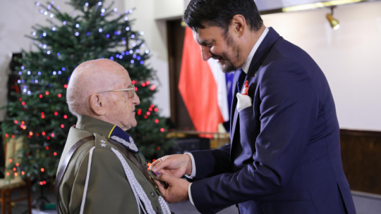Lech Parell, szef Urzędu do Spraw Kombatantów i Osób Represjonowanych, wręczył medale weteranom, fot. PAP/R. Guz
