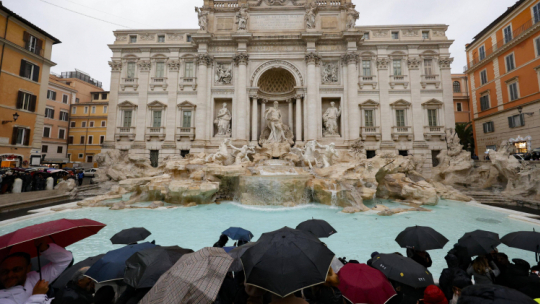 Fontanna di Trevi w Rzymie. PAP/EPA/Fabio Frustaci