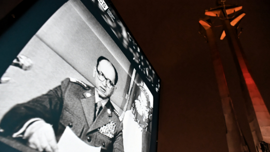 Wosiewiczowi udało się zrealizować film "na przekór historii" (na zdjęciu: uroczystość w 40. rocznicę wprowadzenia stanu wojennego - pod pomnikiem Poległych Stoczniowców w Gdańsku). Fot. PAP/A. Warżawa 