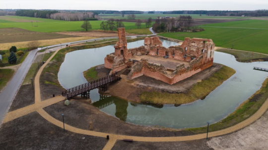 Dzięki renowacji dziedziniec zamku w Besiekierach, który wcześniej nie był dostępny dla turystów, teraz można zwiedzać. Fot. lodzkie.pl