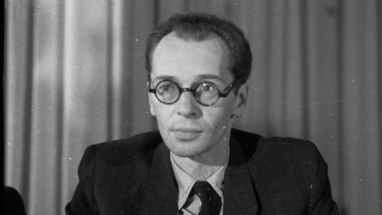 Jerzy Andrzejewski jako członek prezydium zjazdu delegatów Związku Zawodowego Literatów Polskich 20-24 stycznia 1949 r. w Szczecinie. Fot. PAP/mw